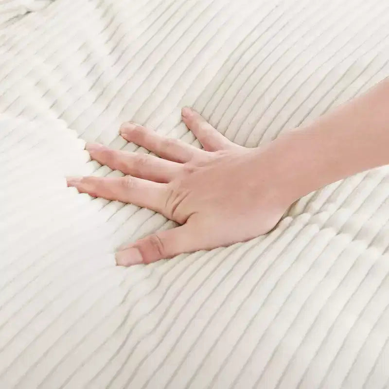 Divano: Divano profondo in velluto a coste beige per un living moderno