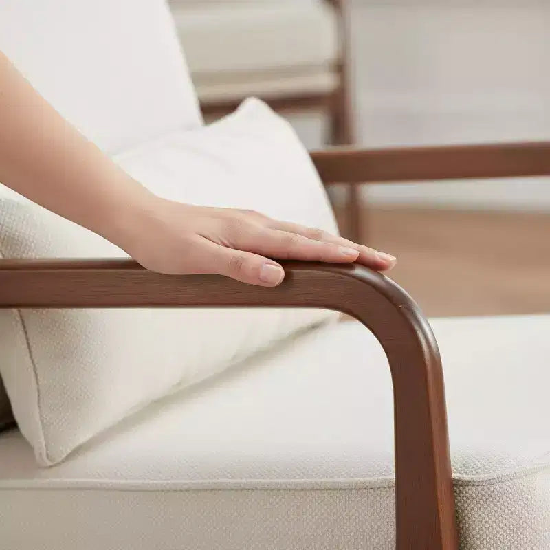 Poltrona moderna con braccioli, struttura in legno massello crema e cuscino lombare, seduta d'accento per soggiorno