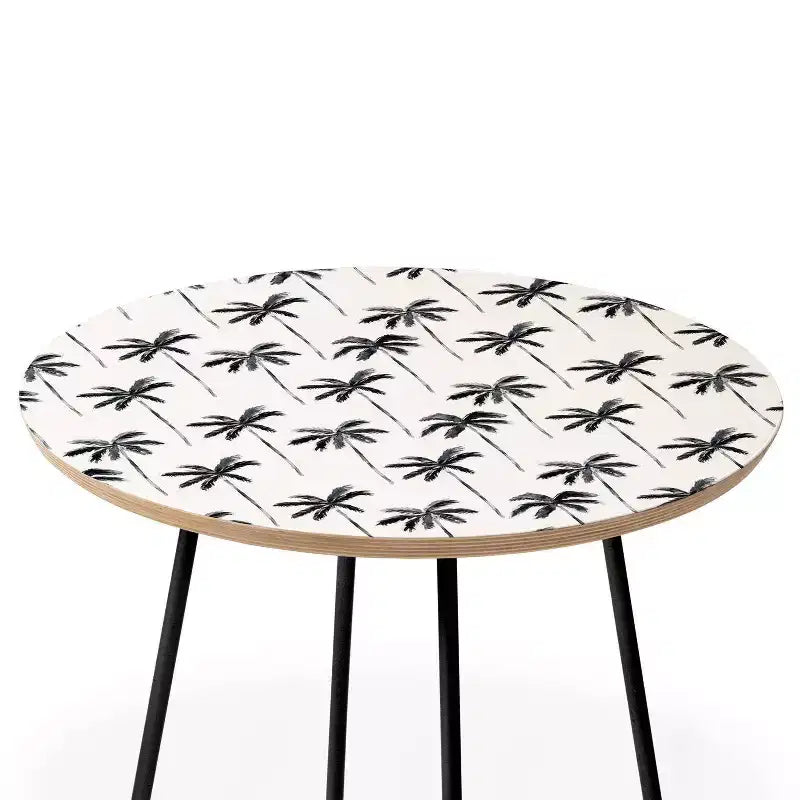 Tavolino Rotondo Round Little Arrow Design Co con Palma ad Acquerello in Nero - Deny Designs