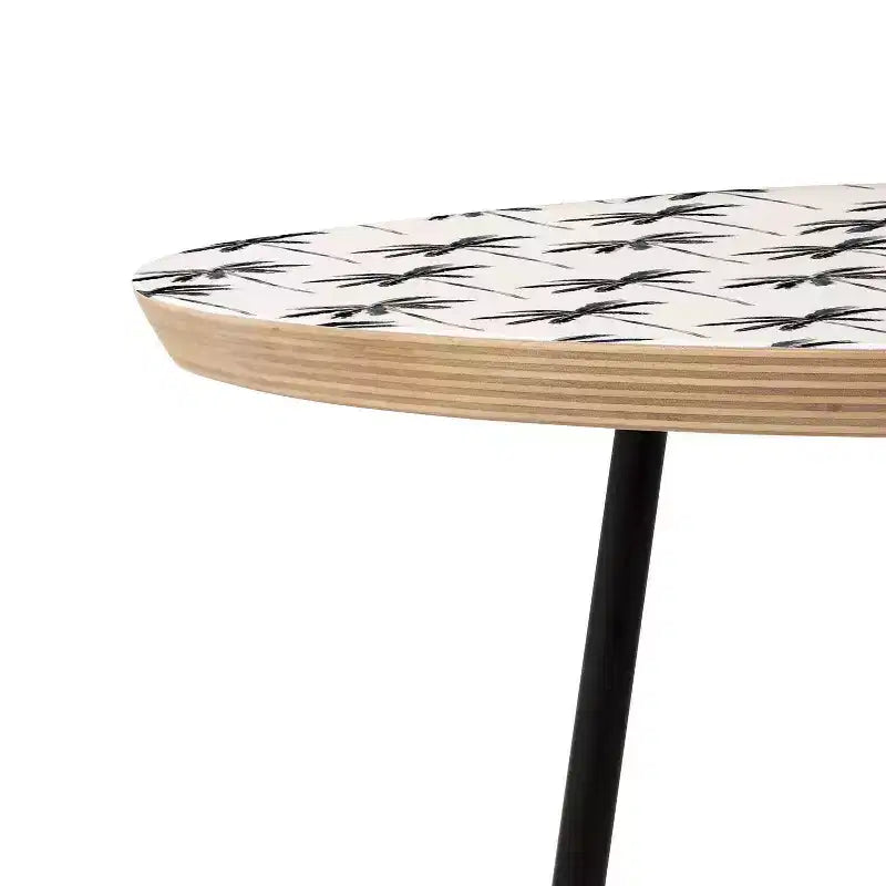 Tavolino Rotondo Round Little Arrow Design Co con Palma ad Acquerello in Nero - Deny Designs