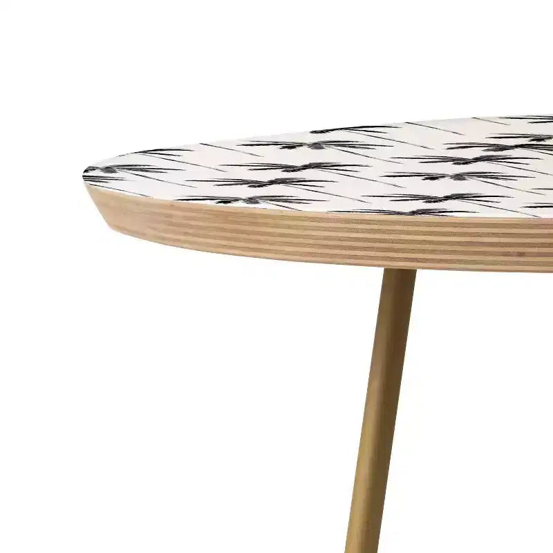 Tavolino Rotondo Round Little Arrow Design Co con Palma ad Acquerello in Nero - Deny Designs