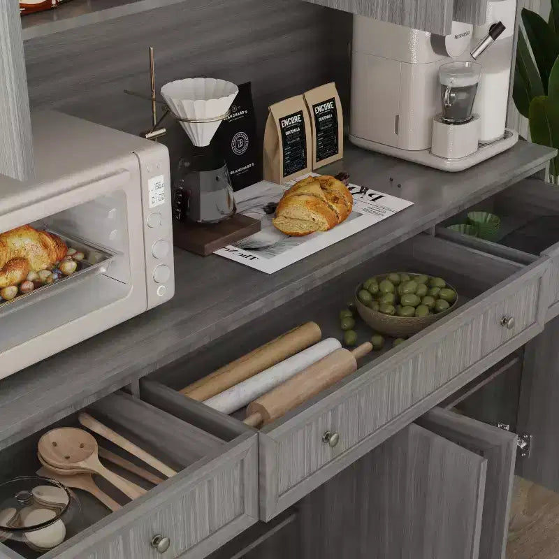 61.2W Credenza Grigia con Pensile Buffet Mobile Dispensa Cucina con Bordo Base Decorato: Un Mix di Eleganza e Utilità